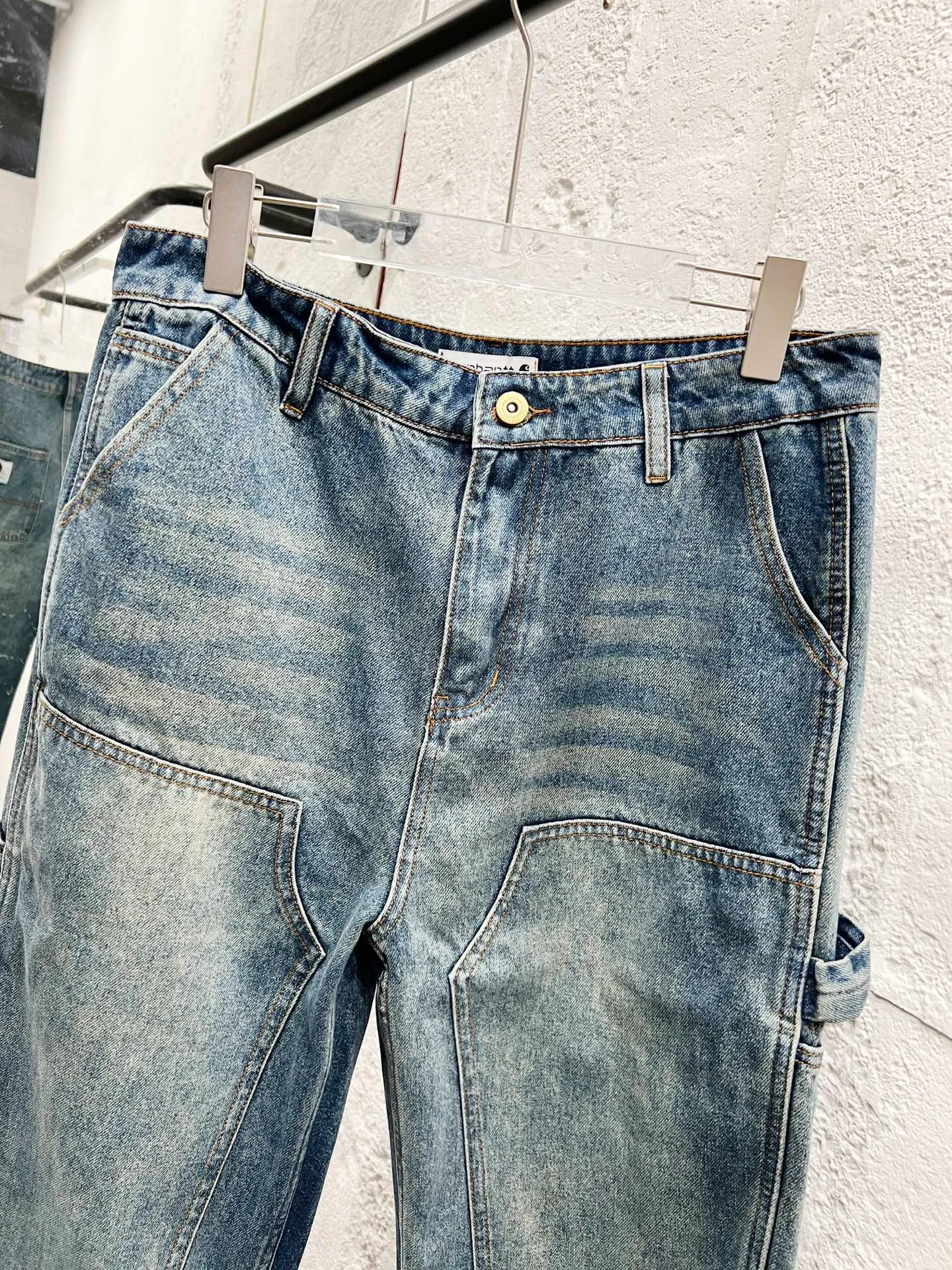 Style number: H Carhartt WIP｜25ss Carhartt American Retro loose heavyweight washed logging work jeans. The overall tailoring adopts three-dimensional structural tailoring. The splicing workwear has excellent visual effect. The workwear design is simple but not simple. Inspired by the Retro of the 1980s. Customized fabrics, dyed in the same vat. It feels comfortable, fashionable and individual. It is super Versatile and good-looking. It is very suitable for both men and women. It is a must-have for everyone. It has a hang tag, collar label, washed wheat, and three complete labels. Ergonomically designed, more flexible when wearing! The cut is streamlined and streamlined, allowing you to move flexibly with your body! Integrates functionality, beauty and durability! Suitable for business, travel, leisure and many other occasions! Straight version Color: washed blue Size: 30 32 34 36